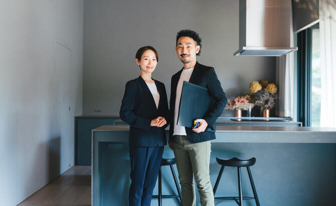 店舗デザイナーとして働くなら大手制作会社と個人事務所どっち？働き方・待遇・将来性を比較